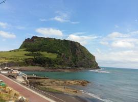 Nice View Guesthouse，位于西归浦市的度假短租房