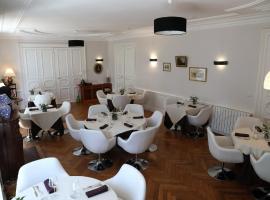 Logis Hotel Restaurant La Tour de Ciron，位于Carmaux的酒店