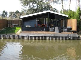 Modern chalet in a small park with a fishing pond，位于赫尔的酒店