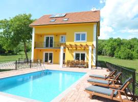 Villa in Tijarica with Private Pool，位于Pocrnja的酒店