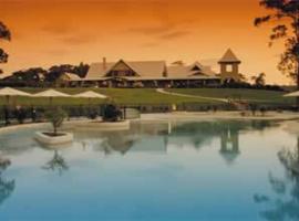 Raffertys Mercure Resort，位于纽卡斯尔的酒店