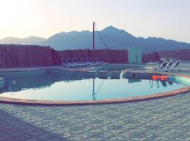 Shoumoukh Tourist Hotel，位于Ţakham的酒店
