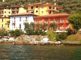 斯密拉尔多酒店，位于布雷佐内加尔达的酒店