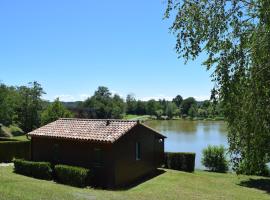 Camping - Village Vacances du Lac，位于Boulogne-sur-Gesse的带泳池的酒店