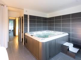 Logis Latitude Ouest Hôtel Restaurant & Spa，位于洛克罗南的酒店