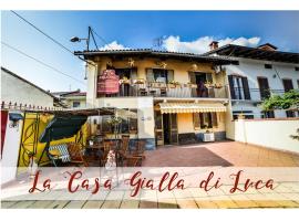 B&B La Casa Gialla Di Luca，位于Mazzè的带停车场的酒店