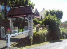 LOGIS HOTEL Les Tilleuls，位于Saint-Cirgues-de-Jordanne的酒店