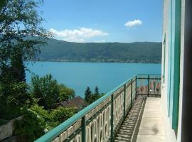 Villa le Lac - Cottage au bord du Lac d' Annecy - chambres -，位于维里尔·杜·拉克的酒店