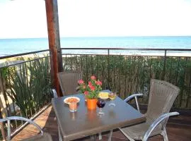 Vue sur mer et montagnes