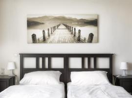 Garni HOTEL Fellini，位于赫龙河畔日亚尔的酒店