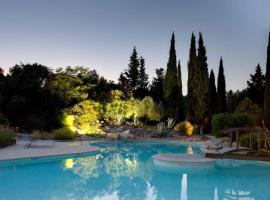 La Villa Vicha, The Originals Relais，位于Aubais的酒店