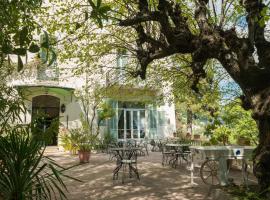Logis Hôtel La Bellaudière，位于格拉斯的酒店