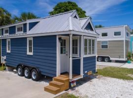 Tiny House Siesta，位于萨拉索塔的小屋