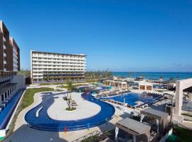 Royalton Blue Waters Montego Bay, An Autograph Collection All-Inclusive Resort，位于法尔茅斯的酒店