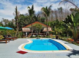 泰国假日度假村，位于董里的带热水浴缸的酒店