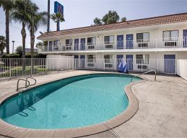 第6弗雷斯诺汽车旅馆 - 北巴求大道，位于弗雷斯诺的酒店