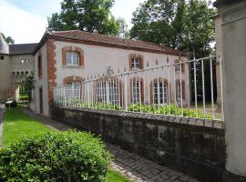 Château Mesny Gite Au Fil des Pages，位于Vic-sur-Seille的酒店
