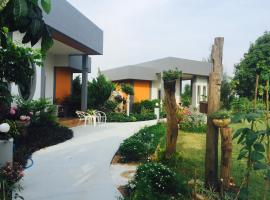 好农场度假村，位于Det Udom的带停车场的酒店