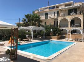 Villa Ceni - Appartamenti con camere, cucina, wc e terrazza sul mare in villa con piscina, giardino e parcheggio，位于马里内拉的酒店