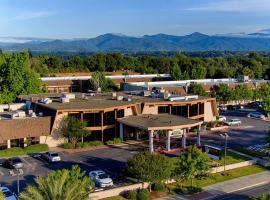 雷丁红狮酒店，位于雷丁Redding Municipal Airport - RDD附近的酒店