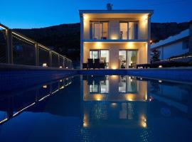 Villa Maranata-5 stars-pool-spa-gym-free parking-privacy，位于耶塞尼采的酒店