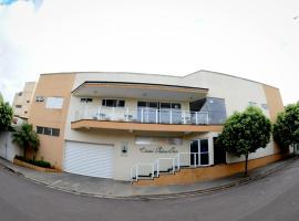 Cristal Palace Inn，位于林斯的酒店