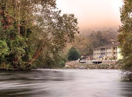 Best Western Plus River Escape Sylva / Dillsboro，位于迪尔斯伯勒的酒店