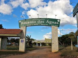 Pousada Recanto das Águas，位于克拉鲁河畔卡尔穆的酒店