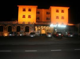 维洛拉酒店，位于普埃托利亚诺雷阿尔城中央机场 - CQM附近的酒店