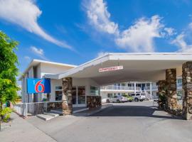 Motel 6-San Bernardino, CA - Downtown，位于圣贝纳迪诺的酒店