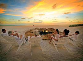 Luxury 5 Star Waterfront Condo 3 Bdr 2 Bath Pool Hot-Tub Panoramic Gulf Views，位于克利尔沃特的酒店