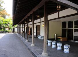 红叶亭，位于长崎和平公园附近的酒店