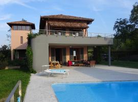 Villa Architetti Piemonte, Beautiful 5 bedroom, six bathroom Private Villa with Infinity Pool and Bar, perfect for families，位于卡拉曼德拉纳的酒店