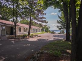 The M-22 Inn Suttons Bay，位于Suttons Bay的酒店