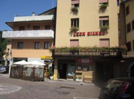 利昂比安科小旅馆，位于Moggio Udinese的酒店