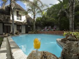 Out of Africa Guesthouse，位于奥奇瓦龙戈的带泳池的酒店