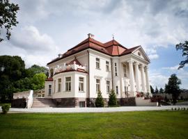 Pałac Tłokinia，位于卡利什的带停车场的酒店
