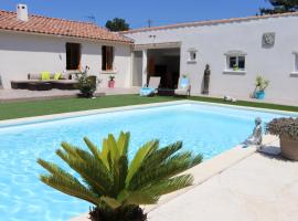 Zenitude En Provence，位于Plan dʼAups的带泳池的酒店