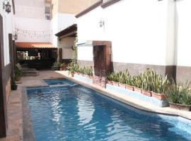 吕康里尔套房酒店，位于杜兰戈的带泳池的酒店