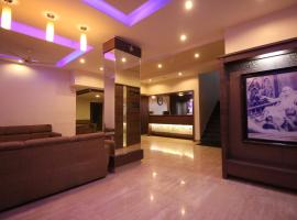 Hotel Laxmibai Palace- Only 300 miter from Sai Baba Temple!!!!，位于舍地的酒店