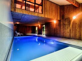 Holiday home with pool near park and ski area，位于Xhoffraix的乡村别墅