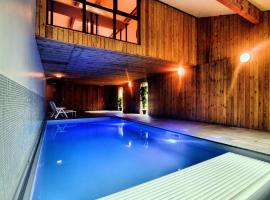 Holiday home with pool near park and ski area，位于Xhoffraix的酒店