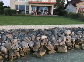 Villa Balaton Beach Boglár，位于巴拉顿博格拉尔的度假屋