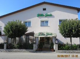 豪斯伯塔旅馆，位于因河畔布劳瑙的酒店