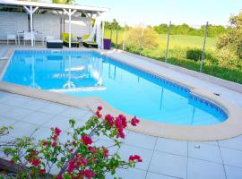 Villa Améthyste avec grande piscine privée, jardin clos, parking privé，位于勒罗贝尔的酒店