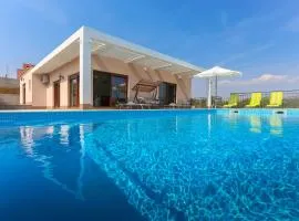 Villa Longfield-private heated pool, sauna, air-conditioned