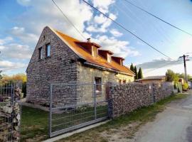 Modern stone house in Balatonfüred with jacuzzi，位于巴拉顿菲赖德的酒店