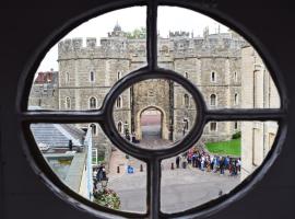Castle Properties: The Sovereign 5 Bed Town House，位于温莎的酒店