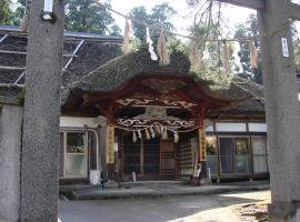 神林旅馆，位于鹤冈市的带停车场的酒店