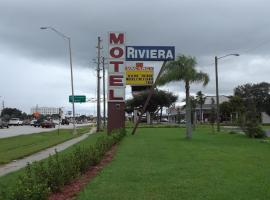 Riviera Motel，位于基西米奥西奥拉跳蚤和农民市场附近的酒店